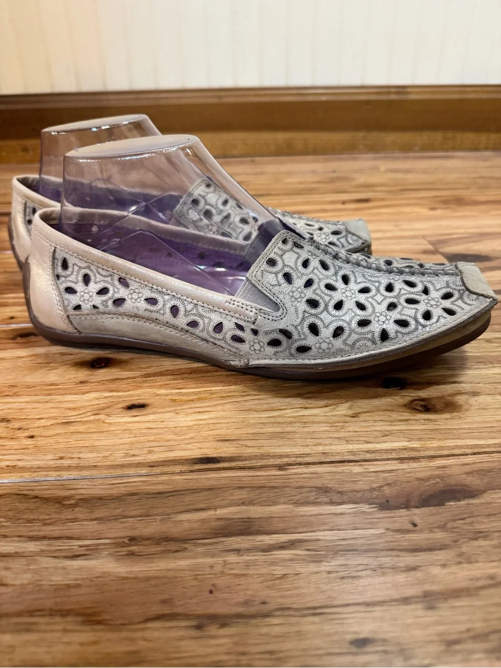 Taos Expose Driving Loafers Size 8 Slip-On Leather Laser Cut Flats